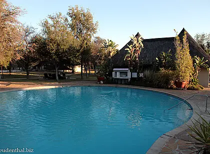 Pool der Mokuti Lodge