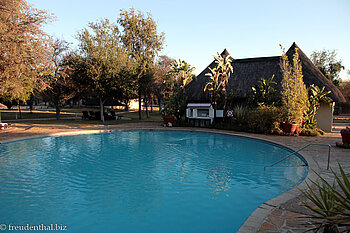 Pool der Mokuti Lodge