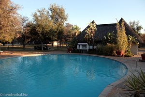 Pool der Mokuti Lodge