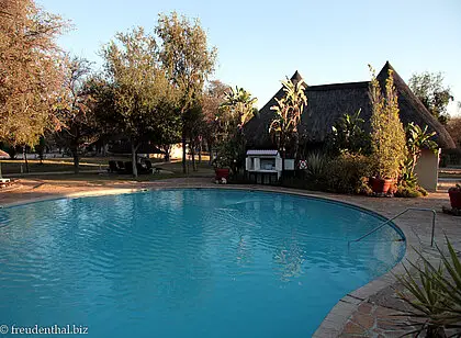 Pool der Mokuti Lodge