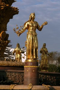 blattvergoldete Brunnenfigur im WDNCH von Moskau