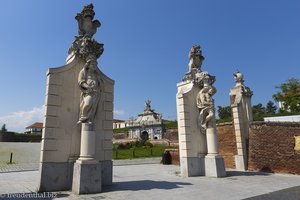 Die Tore sind üppig geschmückt mit Statuen und Reliefs.