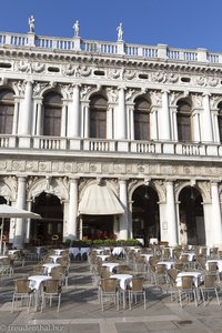 Eines der leeren Cafés am Markusplatz