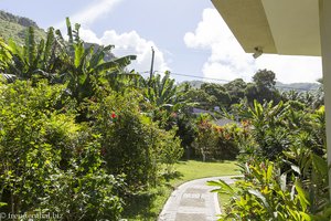 im Garten vom Crown Beach Hotel auf Mahé