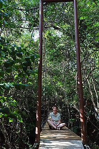 Anne auf der Hängebrücke auf dem Rinconcito Trail