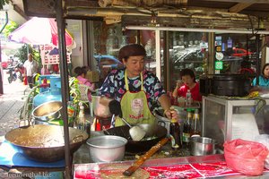 Köchin in einer Garküche in Chinatown Bangkok