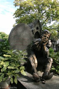 eine der Skulpturen auf dem Friedhof von Montmartre