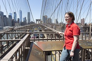 Anne auf der Brooklyn Bridge