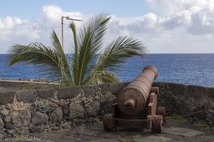 Eine Kanone zielt auf den Atlantik