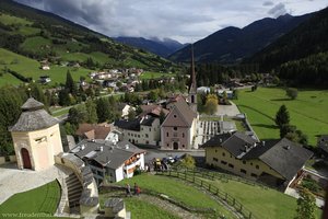 Ausblick aus dem Schloss auf die Kirche