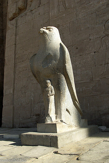 Horus-Statue im Tempel des Horus in Edfu