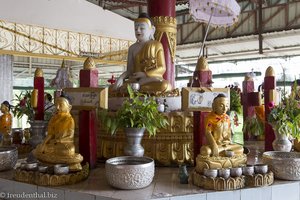 Tempelschrein beim Liegenden Buddha im Chaukhtatgyi Tempel