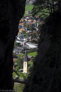 Blick zur Sankt Michaels-Kirche durch die Alpbachschlucht