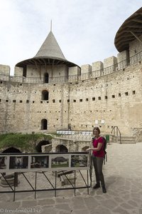 Anne in der Festung von Soroca in Moldawien