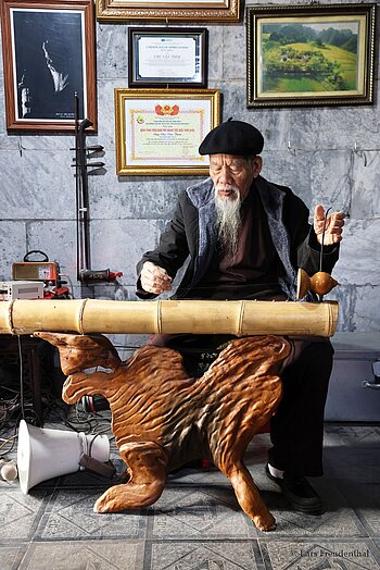 traditioneller Musiker im Innern des Thai-Vi-Tempels, Ninh Binh