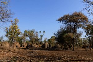 in einem Mursi-Dorf in Äthiopien