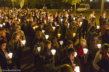 Gläubige bei der Kerzenprozession in Lourdes
