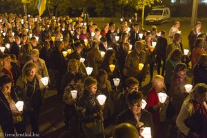 Gläubige bei der Kerzenprozession in Lourdes