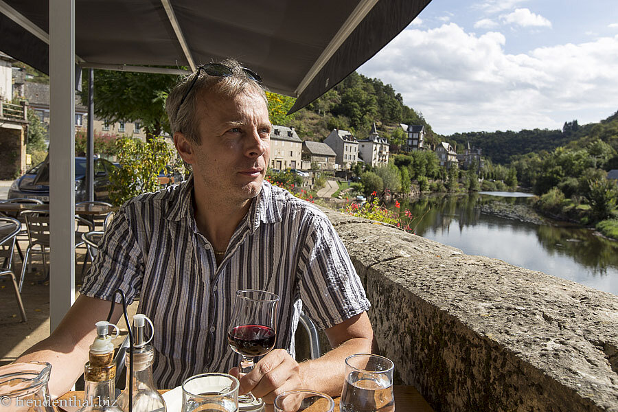 Lars in einem Café im Pilgerort Estaing