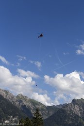 Helikopter der Bergwacht über Hinterstein