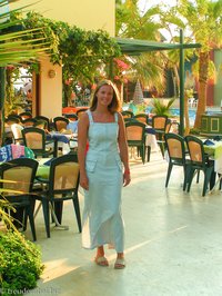 Anne spaziert durch das Hotel Galeri in der Türkei
