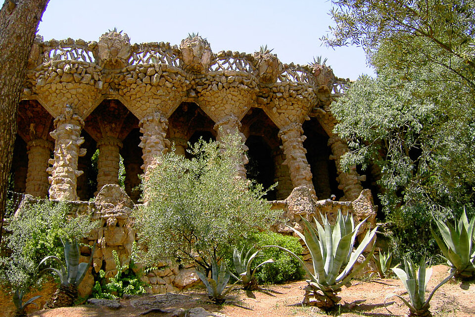 Säulenhalle im Park Güell in Barcelona