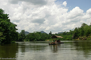 Floßfahrt auf dem Kwai River bei Kanchanaburi