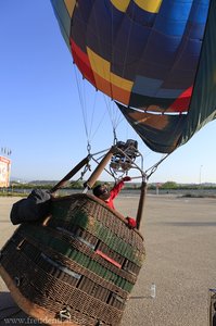 Sobald sich der Korb aufstellt, muss man sofort in den Heißluftballon einsteigen.