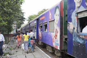 am Bahnsteig bei der Ringbahn von Yangon