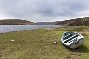 Boot am Ufer des Loch of Cliff auf Unst