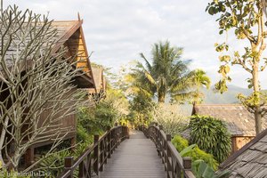 Brückengang durch den Garten der Luang Say Lodge am Mekong