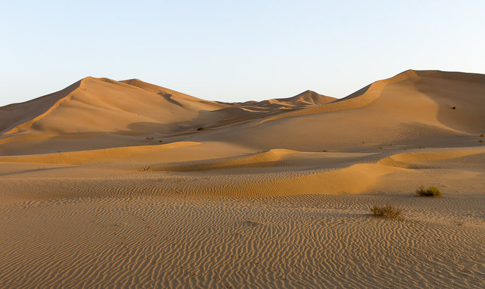 Sanddünen rund um ein Wüstencamp in der Rub al-Khali im Oman