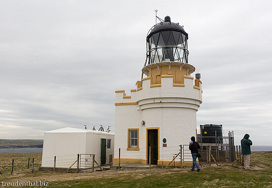 Der Leuchtturm auf Brough of Birsay, einer Gezeiteninsel