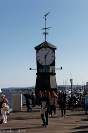 Uhrturm am Hafen in der Bucht von Pipervika