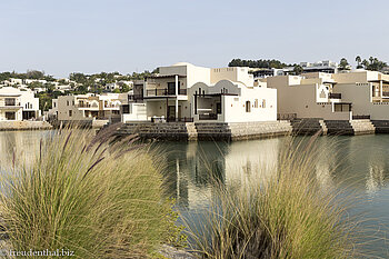 Bungalows in der Lagune des Rotana Resorts