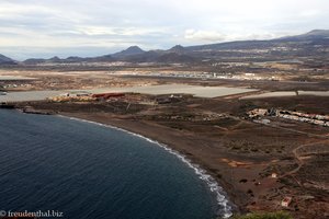 Blick über den Playa de La Tejita zum Flughafen