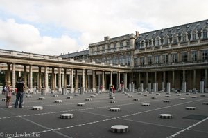 Burens Schwarzweißkunst im Hof des Palais Royal
