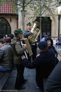 typisch für das U Fleku Prag sind die Musiker im Gendarmenstil