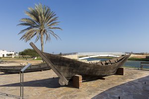 Fischerboot bei der Ausgrabungsstätte Al Baleed im Oman