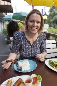 Anne beim Abendessen in Bangkok am Klong