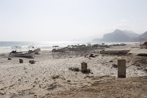 Fischerboote am am Mughsail Beach im Oman