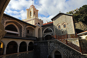 Der gepflegte Gebäudekomplex des Kloster Kykkos