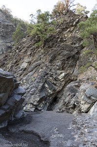 Durch das Flussbett im Barranco de las Angustías