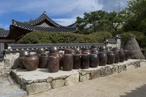 Tonkrüge beim Herrenhaus des Min Yeong-hui