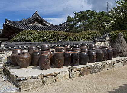 Alte Tonkrüge im Namsangol Hanok Village bei Seoul