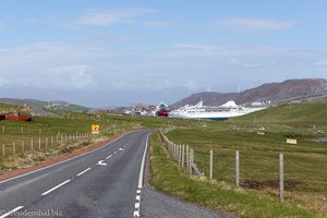 Kreuzfahrtschiff im Hafen von Scalloway