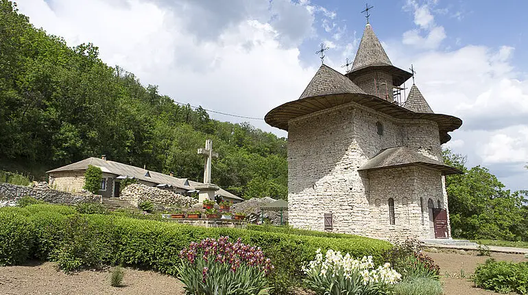 Kirche aus Naturstein beim Kloster Rudi in Moldawien