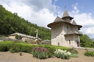 Kirche aus Naturstein beim Kloster Rudi in Moldawien