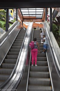 Einfacher Weg auf den Berghang - Rolltreppen in der Favela Comuna 13.