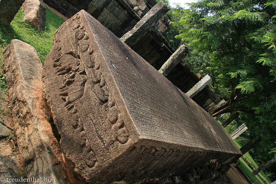 Gal Pota – die Bibel aus Stein bei Polonnaruwa